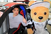 レクサス くま吉 GAZOO Racing LFAに乗り込んだ巨漢な男性と