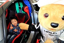 レクサス くま吉 GAZOO Racing LFAに乗り込んだバキューンポーズの男の子と