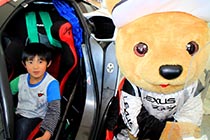 レクサス くま吉 GAZOO Racing LFAに乗り込んだボーダー男子と