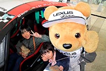 レクサス くま吉 GAZOO Racing LFAに乗り込んだ姉と妹と