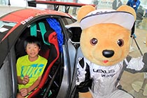 レクサス くま吉 GAZOO Racing LFAに乗り込んだライムグリーンの男の子と