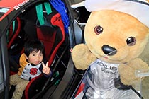 レクサス くま吉 GAZOO Racing LFAに乗り込んだスタジャンの男の子と