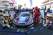 トヨタ くま吉＆レクサス くま吉 LEXUS TEAM WedsSport BANDOHのマシンの前でアンドレ選手と