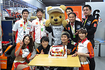 レクサス くま吉 大嶋選手と国本選手とコンパニオンとスタッフでケーキを囲む