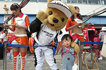 レクサス くま吉 LEXUS TEAM LeMans ENEOSのピット前で男の子と