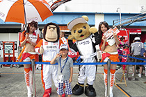 レクサス くま吉 LEXUS TEAM LeMans ENEOSのコンパニオンとエネごりくんと青白チェックズボンの男の子と