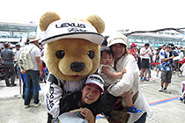 レクサス くま吉 LEXUS TEAM SARDファンの親子3人組みと