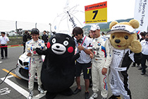 レクサス くま吉 BMW Sports Trophy Team Studieの両ドライバーとくまモンと