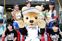 レクサス くま吉 LEXUS TEAM WedsSport BANDOHの両選手と2度目の少年とその父親と