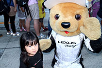 レクサス くま吉 LEXUSマシンの前でアディダスキャップの男の子と