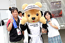 レクサス くま吉 LEXUS TEAM SARDの両選手と緑リュック少年と