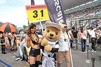 レクサス くま吉　RCFの横でLEXUS TEAM WedsSport BANDOHファンの女性と 