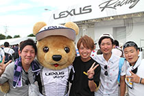 レクサス くま吉 LEXUS TEAM PETRONAS TOM'Sの中嶋選手と握手