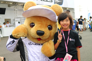 レクサス くま吉 コチラレーシングTシャツの女の子と@ SUPER GT 2015年 第5戦 鈴鹿1000km