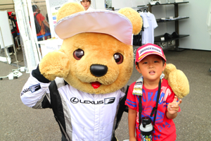 レクサス くま吉 ブリヂストンTシャツの少年と@ SUPER GT 2015年 第5戦 鈴鹿1000km