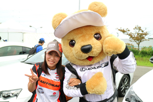 レクサス くま吉 ARTAファンの女性と@ SUPER GT 2015年 第5戦 鈴鹿1000km