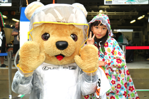 レクサス くま吉 花柄カッパの女の子と@ SUPER GT 2015年 第5戦 鈴鹿1000km