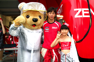 レクサス くま吉 立川選手とZENTコスチュームの女の子と@ SUPER GT 2015年 第5戦 鈴鹿1000km