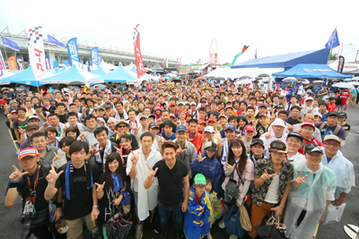 レクサス くま吉 可夢偉選手とファンの集合写真@ SUPER GT 2015年 第5戦 鈴鹿1000km