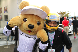 レクサス くま吉 セナヘルメットの男性と@ SUPER GT 2015年 第5戦 鈴鹿1000km