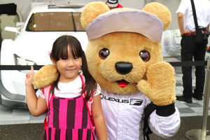 レクサス くま吉 ピンク黒ワンピースの女の子と@ SUPER GT 2015年 第5戦 鈴鹿1000km