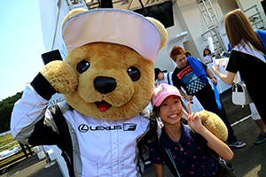 レクサス くま吉 ハート柄ポロシャツの女の子と@ SUPER GT 2015年 第6戦 SUGO