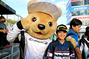レクサス くま吉 サイン入りnakajima racingシャツの少年と@ SUPER GT 2015年 第6戦 SUGO