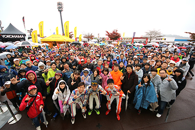 レクサス くま吉 脇阪選手と平手選手と大島選手と集合写真@ SUPER GT 2015年 第8戦 ツインリンクもてぎ