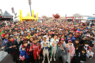レクサス くま吉 立川選手と平川選手と伊藤選手と集合写真@ SUPER GT 2015年 第8戦 ツインリンクもてぎ