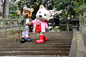 トヨタ くま吉×ルーキー 2人で階段で振り返ってポーズ@ HAPPY NEW YEAR