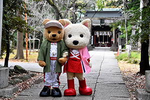 トヨタ くま吉×ルーキー 神社をバックに2人でポーズ@ HAPPY NEW YEAR