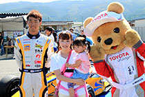 トヨタ くま吉と平川選手と親子