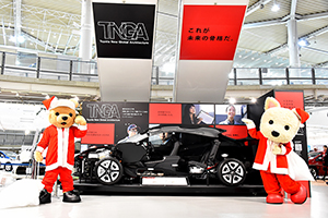 トヨタ くま吉×ルーキー 新型プリウスのメカニズム模型の横でポーズ@ Merry Christmas