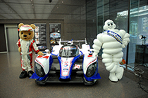 トヨタ くま吉 ＆ ミシュランマン/TS030 HYBRID　二人でマシンを挟んで記念撮影