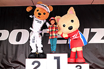 レクサス くま吉＆トヨタ くま吉 ルーキーちゃんとオレンジジャンパーの男の子と表彰台に上る