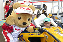 トヨタ くま吉 2013年のマシンに乗っているペトロナスキャップの男の子と