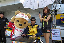 トヨタ くま吉 KYGNUS SUNOCO Team LeMansのサイン中の平川選手とコンパニオンと