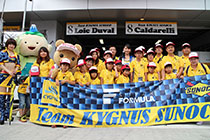 トヨタ くま吉 KYGNUS SUNOCO Team LeMansのピット前で集合写真