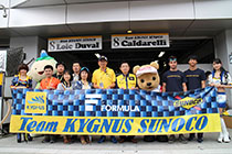 トヨタ くま吉 KYGNUS SUNOCO Team LeMansのピット前で集合写真2