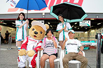 トヨタ くま吉 勝田選手とファンのボーダーの女の子とコンパニオンと