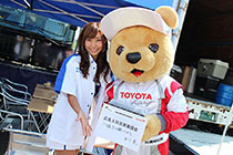 トヨタ くま吉 KYGNUS SUNOCO Team LeMansのコンパニオンと募金活動をする