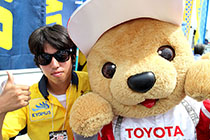 トヨタ くま吉 KYGNUS SUNOCO Team LeMansのチームシャツの青年と