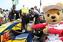 トヨタ くま吉 KYGNUS SUNOCO Team LeMansのマシンの前で