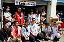 トヨタ くま吉 KYGNUS SUNOCO Team LeMansのピット前でファンの方と集合写真