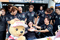 トヨタ くま吉 P.MU / CERUMO · INGINGの国本選手の誕生日を祝う