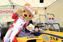 トヨタ くま吉 2度目の男の子、平川選手のマシンに乗る