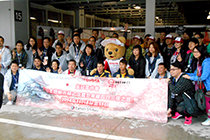 トヨタ くま吉 KYGNUS SUNOCO Team LeMansガレージ内で外国人団体客と全体写真撮影