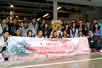 トヨタ くま吉 KYGNUS SUNOCO Team LeMansガレージ内で外国人団体客と全体写真撮影2