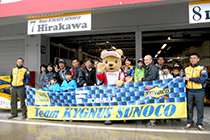 トヨタ くま吉 KYGNUS SUNOCO Team LeMansガレージ前で横断幕を掲げ記念撮影