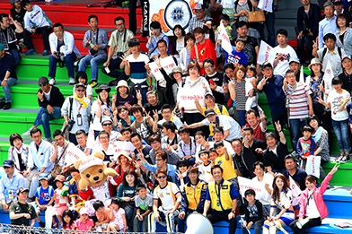 トヨタ くま吉 可夢偉応援席の集合写真